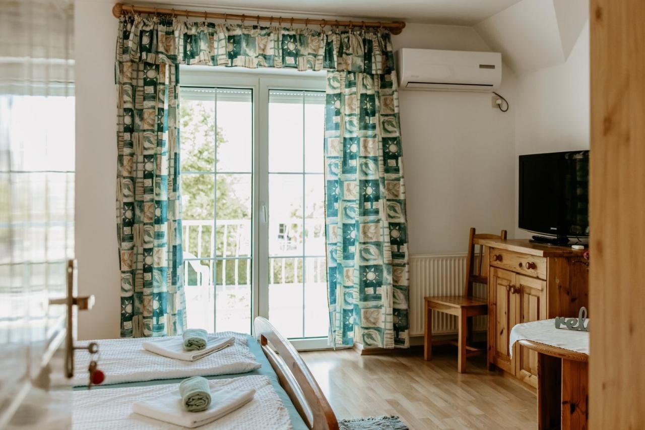 Kek Vendeghaz Family Resort Gyenesdiás Exteriör bild