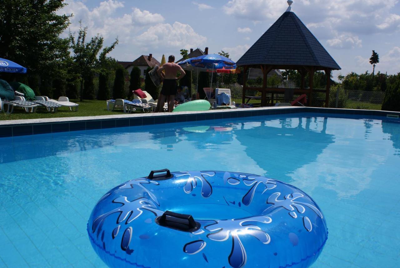 Kek Vendeghaz Family Resort Gyenesdiás Exteriör bild